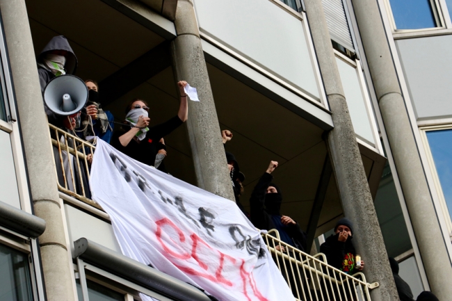 Hollanda'da öğrenciler bir üniversiteyi işgal etti